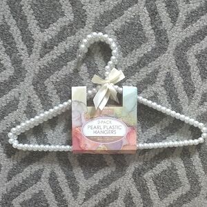 🆕Tahari Pearl Plastic Hangers - White